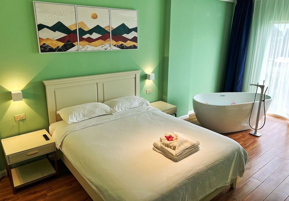 Master Suite (3 Bedrooms)