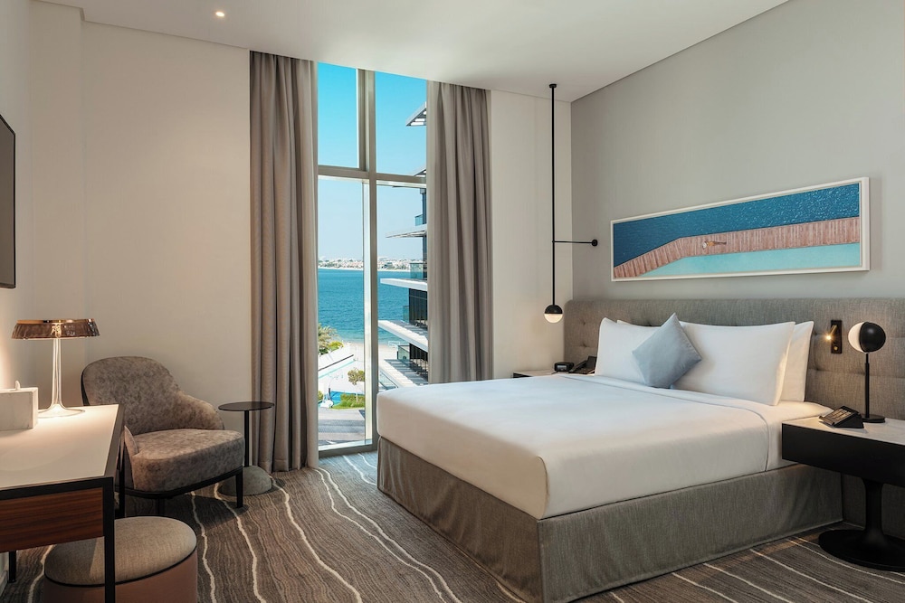 Deluxe Room, 1 King Bed thumbnail 6