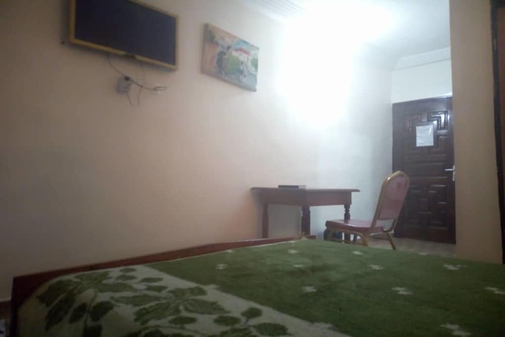 Standard Room, 1 Queen Bed photo 3