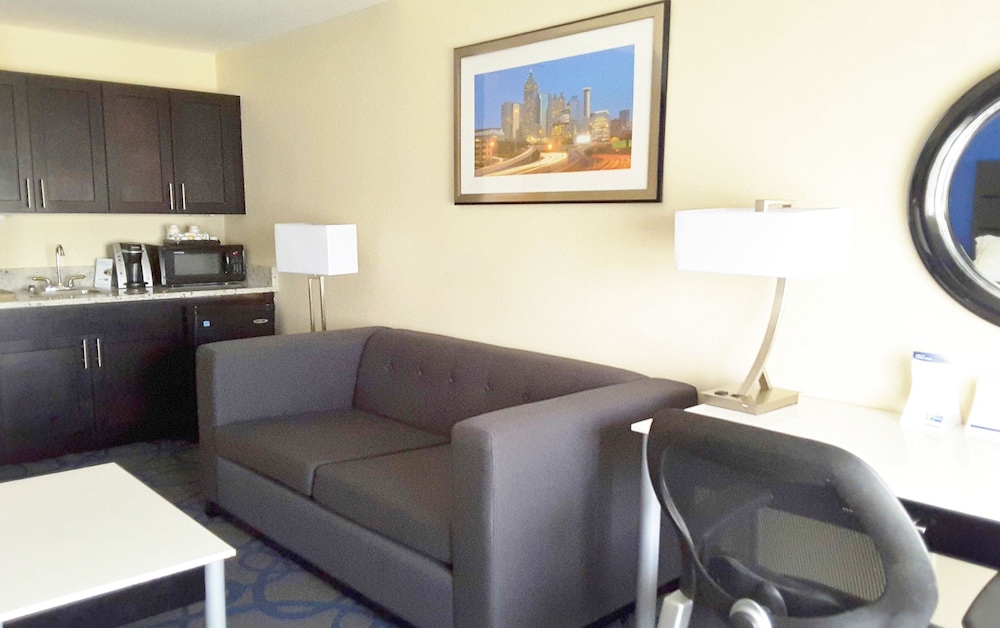 Suite, 1 King Bed - Photo 3