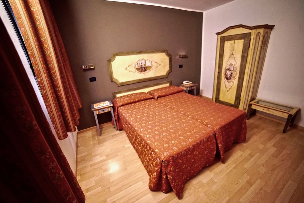Classic Double or Twin Room, Ensuite - Photo 4