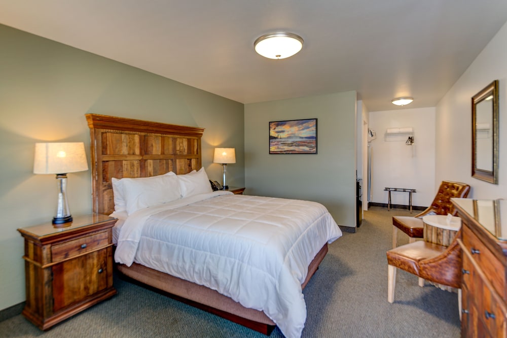 Standard Single Room, 1 King Bed - No Pets photo 2