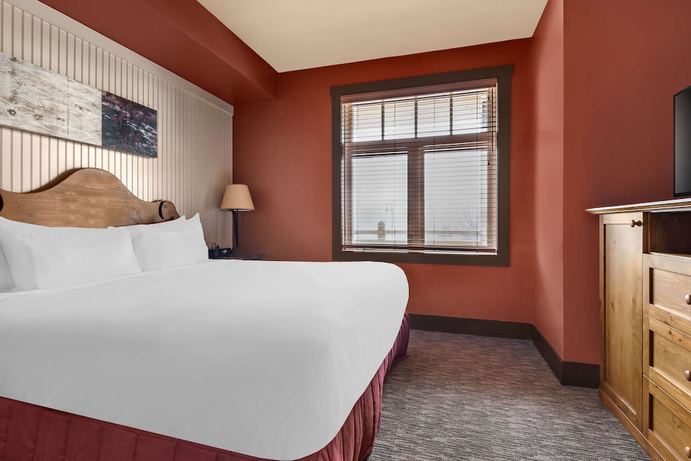 1 BEDROOM 1 KING SUITE GROUND FLR