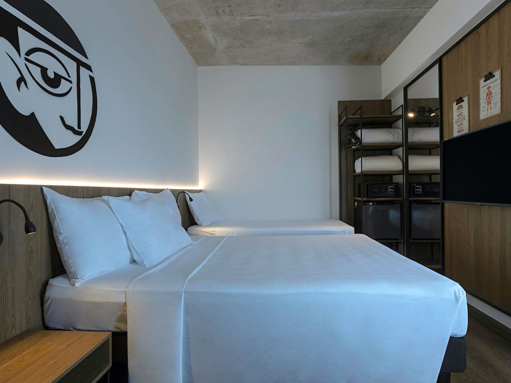 Standard Room with a side sea view (1 double bed and 1 single bed) - Photo 8