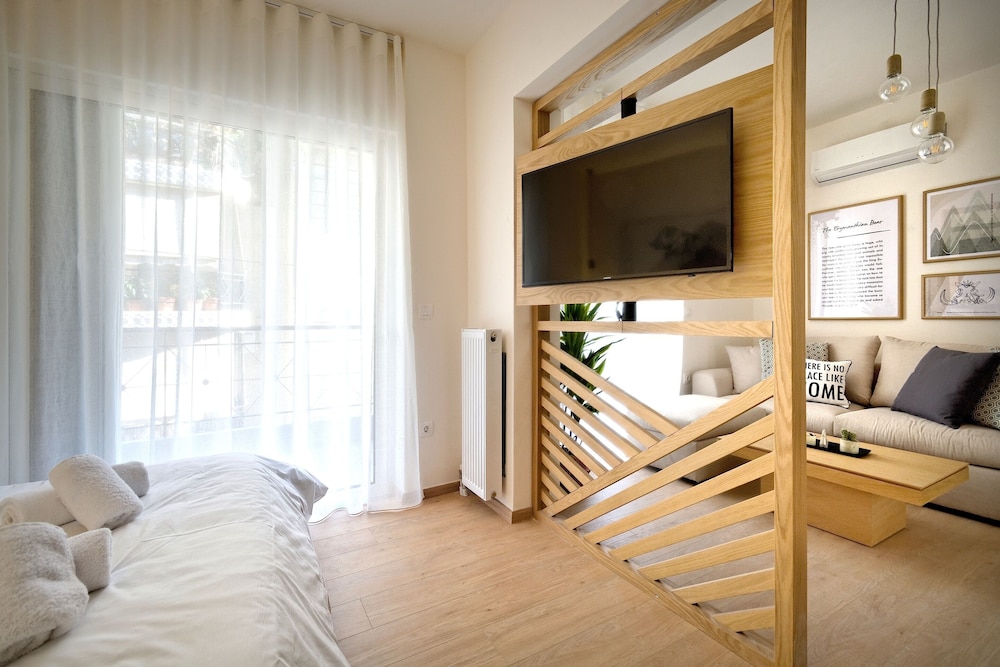 City Studio Suite, 1 Queen Bed, Balcony photo 3