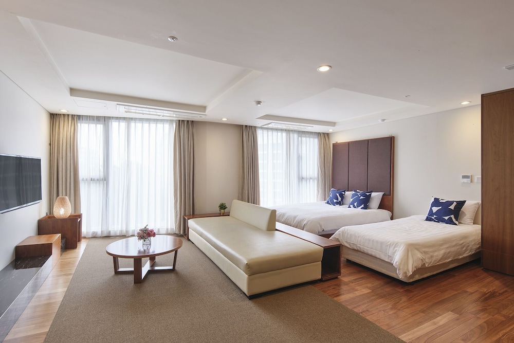 [24 Hour STAY] Deluxe Family Suite + Check-In 12PM + Check-Out 12PM