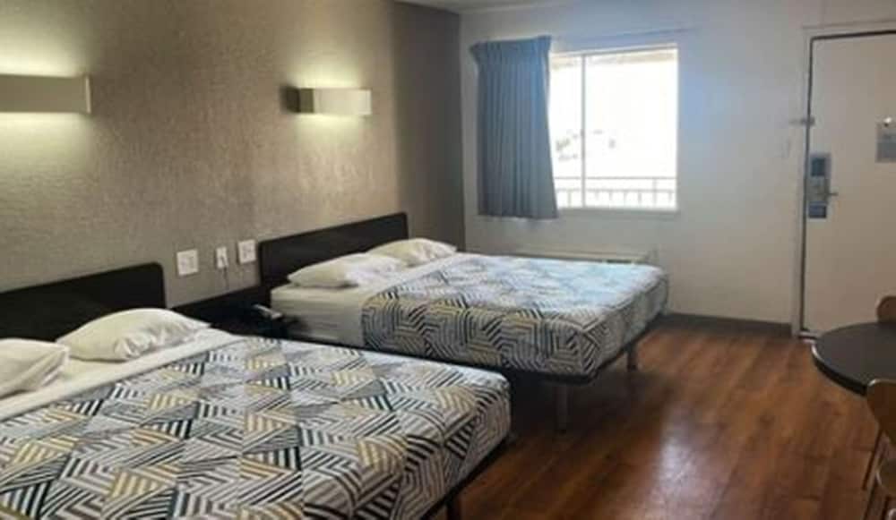Standard Room, 2 Double Beds, Non Smoking photo 2