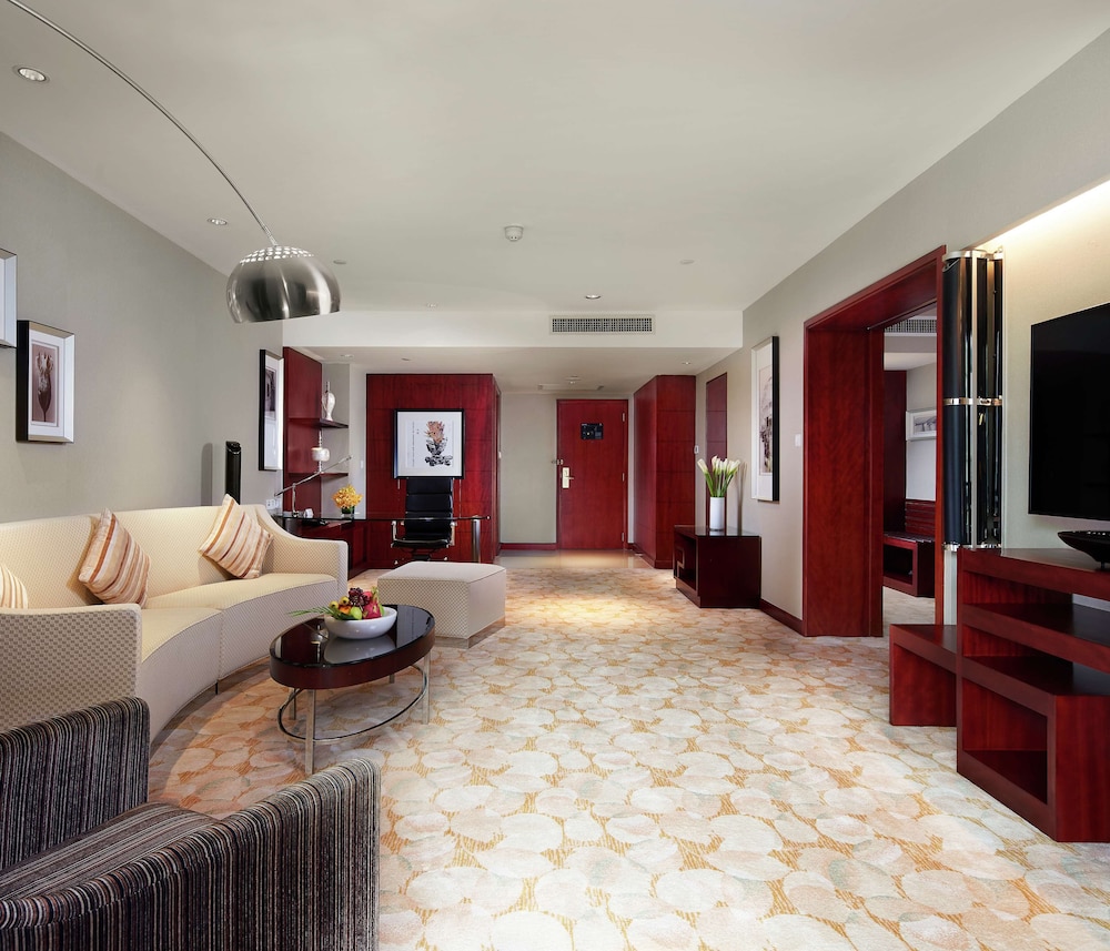 Suite, 1 Bedroom, Balcony - Photo 2