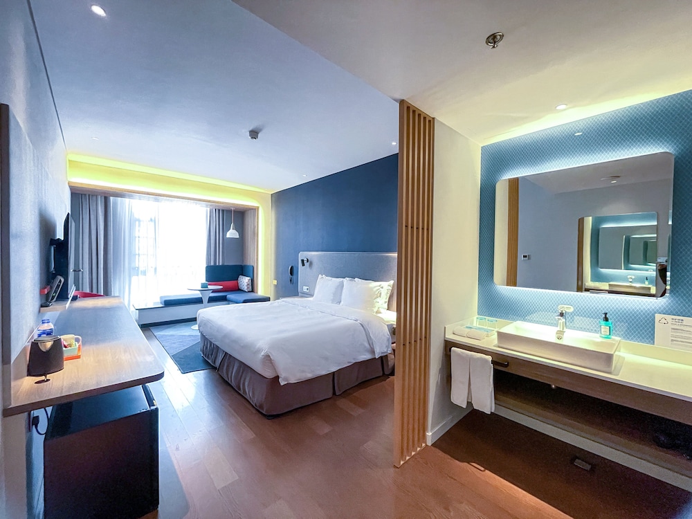 Standard Room, 1 King Bed, City View (Specialty) - Photo 2