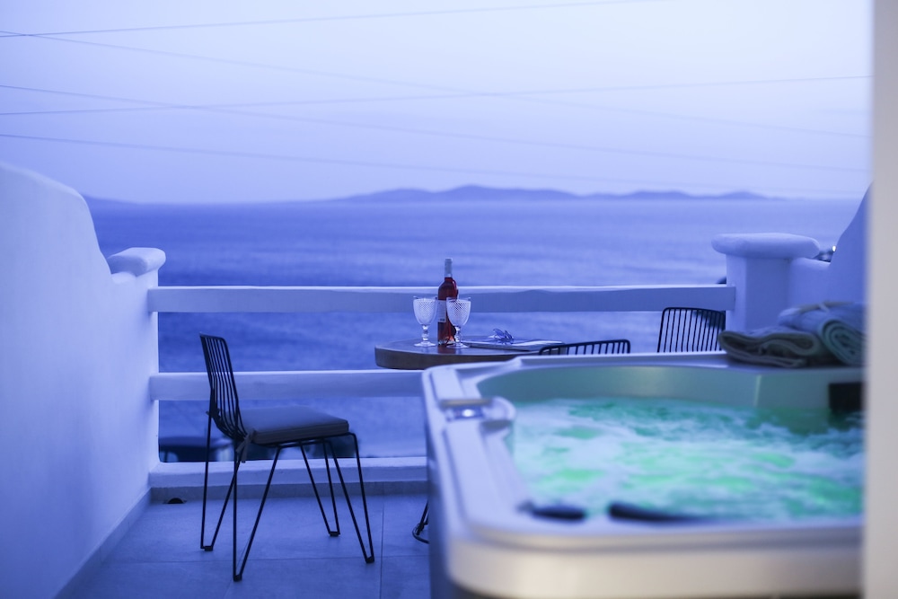 Deluxe Studio Suite, Hot Tub, Sea View photo 1