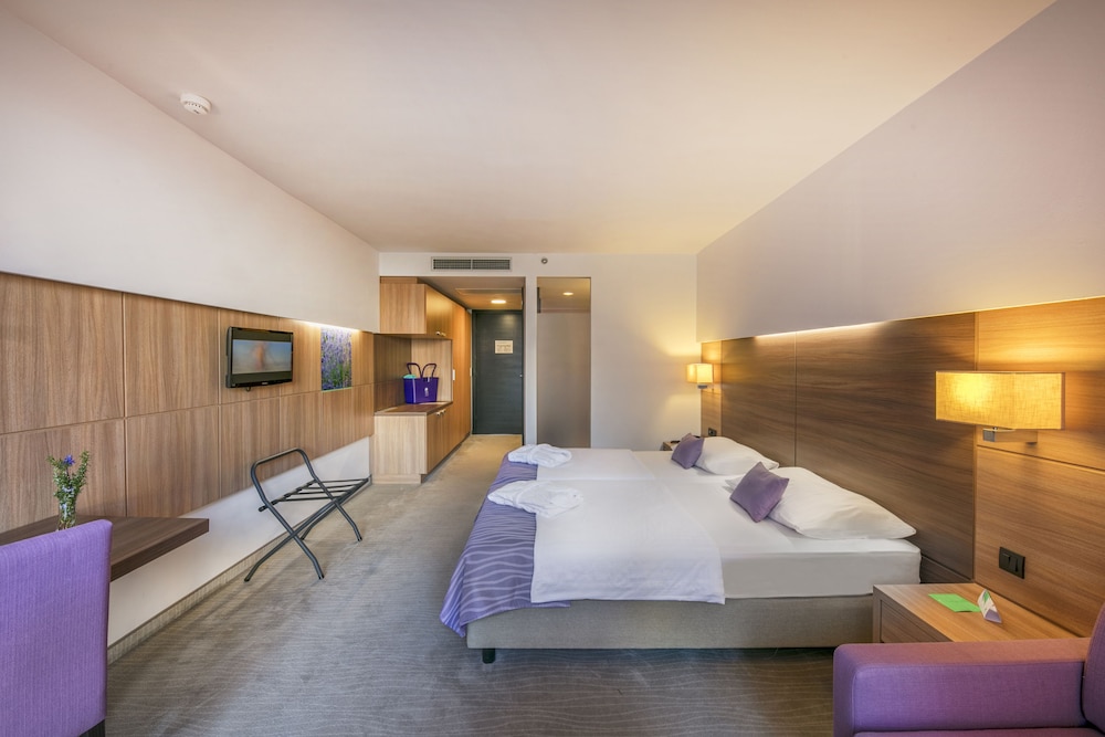 Superior Twin Room with Extra Bed and Balcony - Photo 2