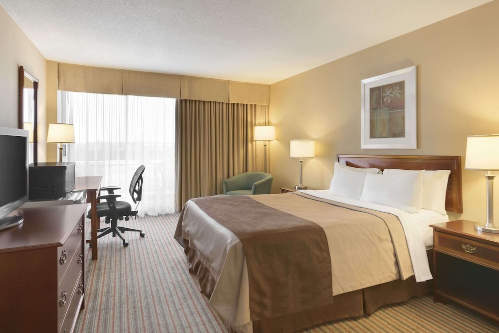 Deluxe Room, 1 Queen Bed, Non Smoking (Water View) - Photo 1