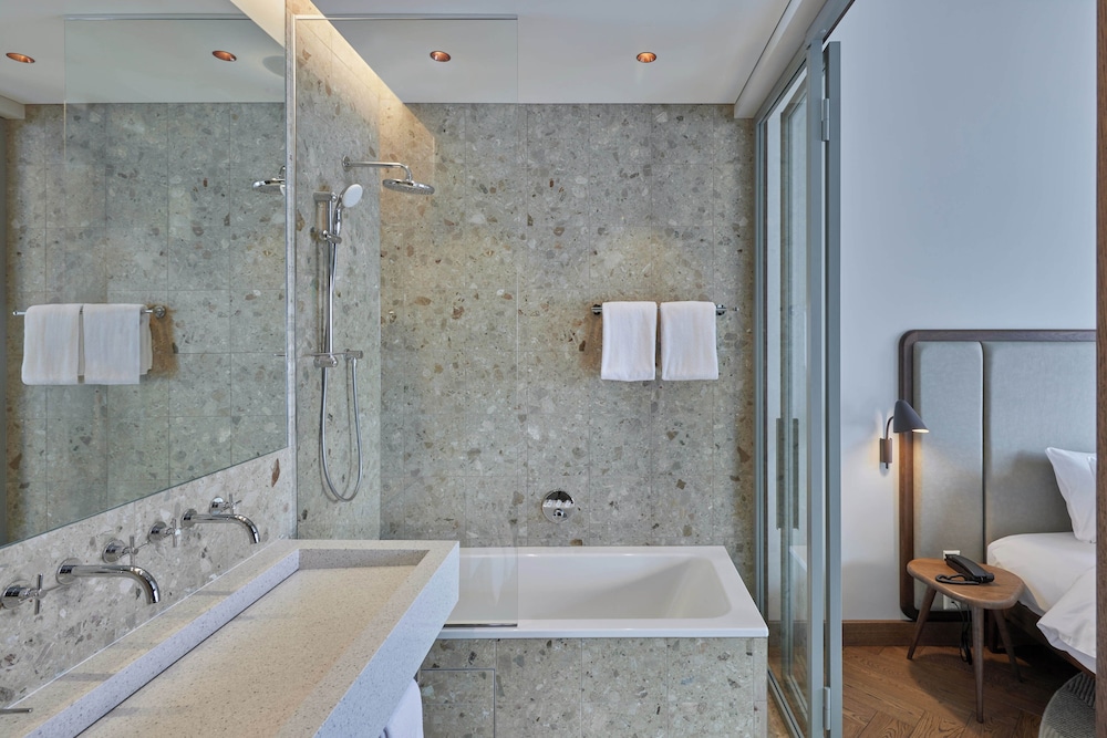 Luxury Suite - Photo 10