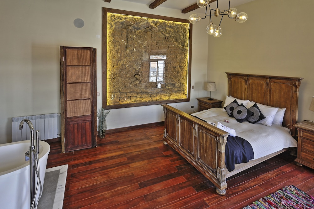 Premier Suite, 1 Queen Bed, Corner photo 3