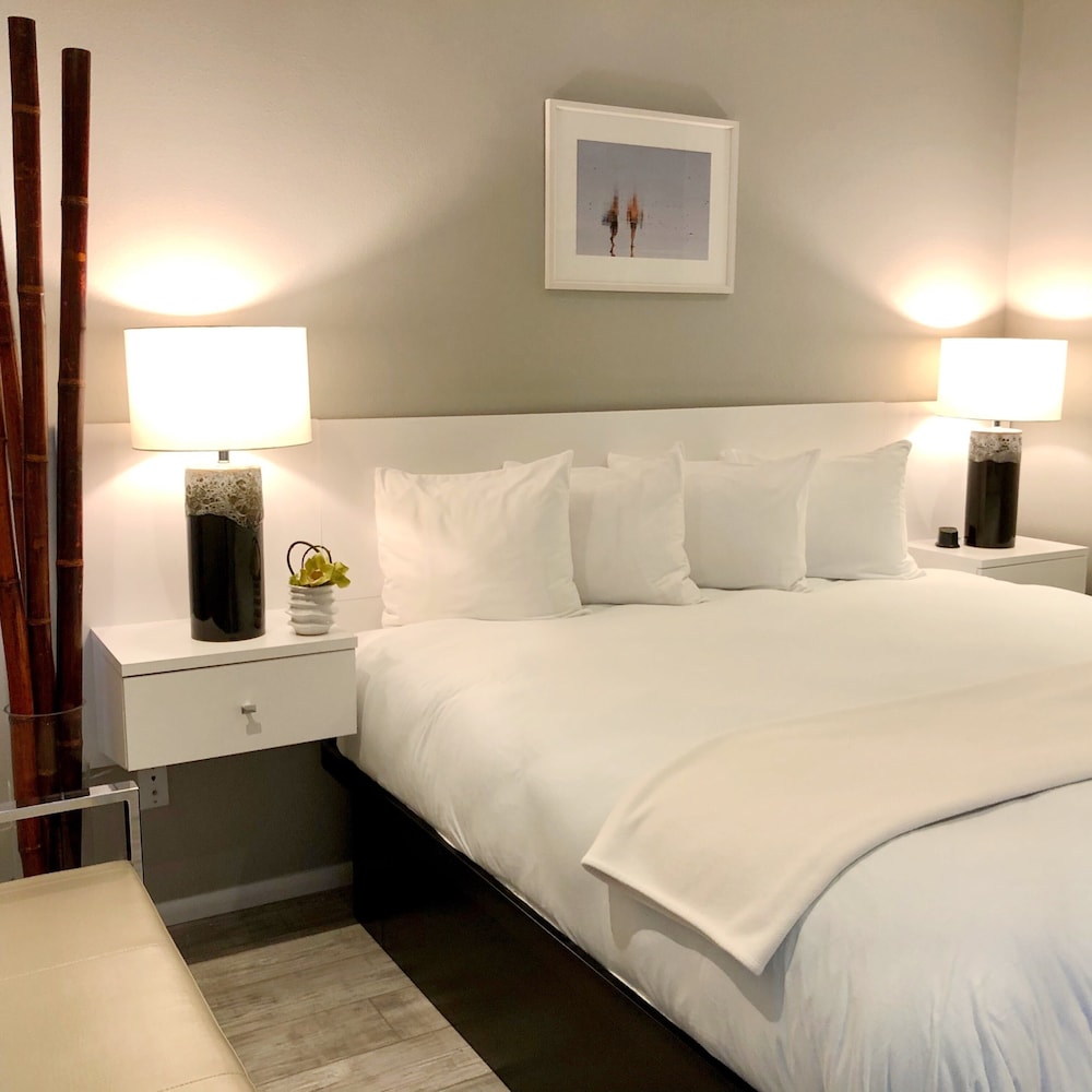 Chateau Suite (Non-Pet-Friendly)