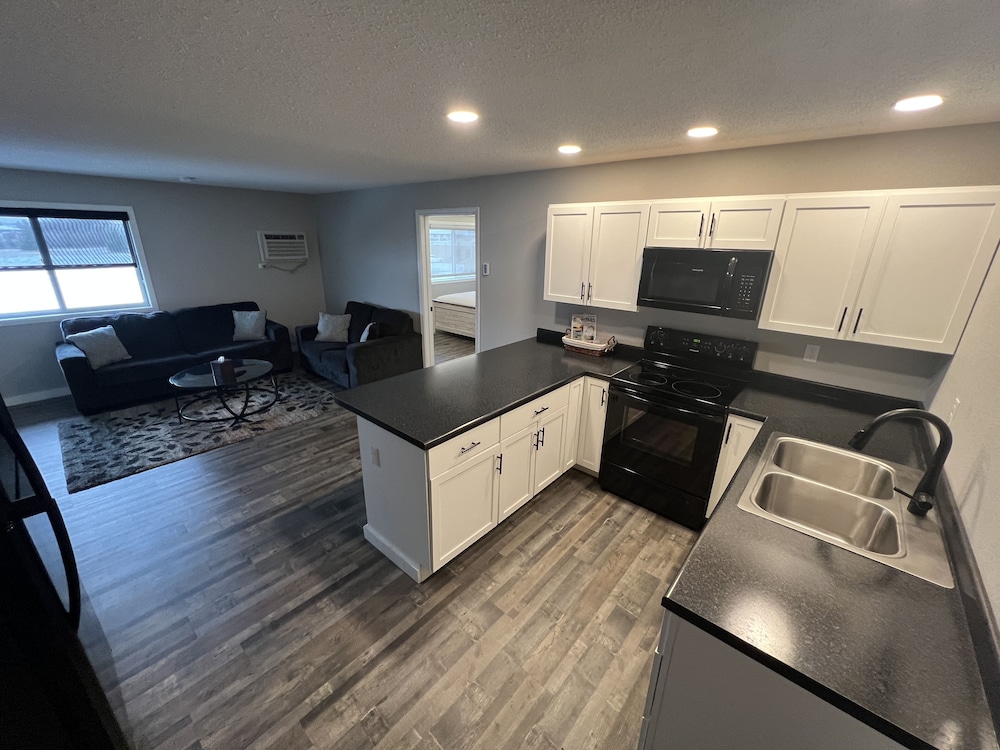 Extended Stay Suite, 4 Queen Beds, Full Kitchen photo 2