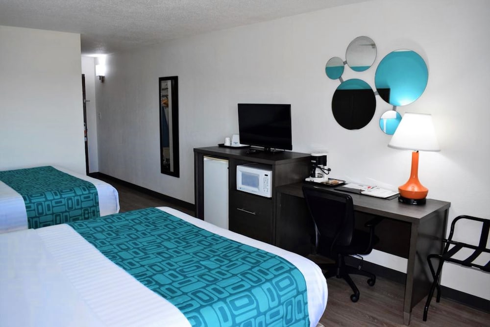 Room, 2 Queen Beds, Non Smoking (Marsh View) - Photo 2