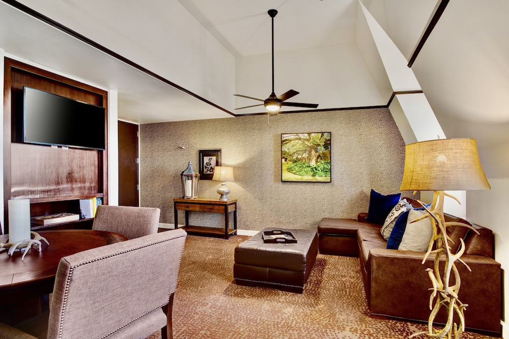 Suite, 1 King Bed, Refrigerator, City View (The Duke Suite)