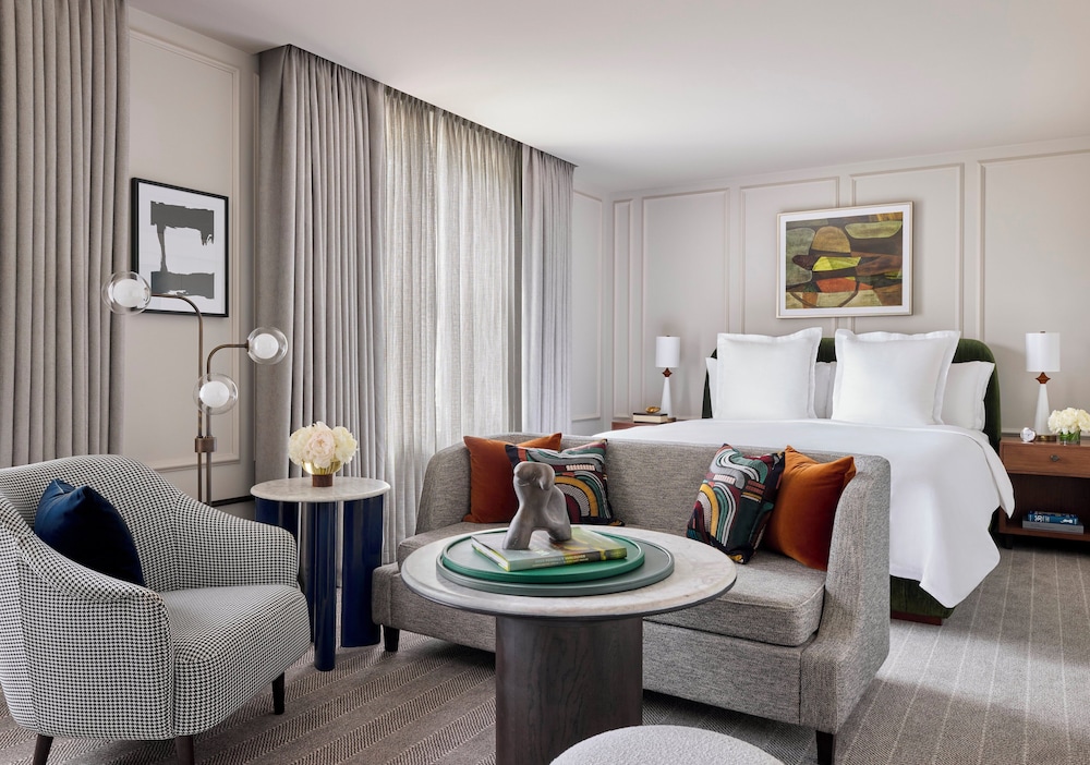 Grand Premier Gallery View Suite