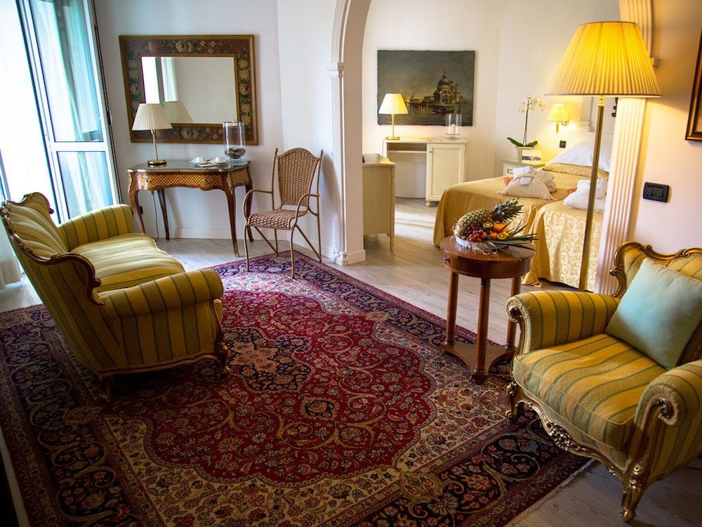 Suite - Photo 1