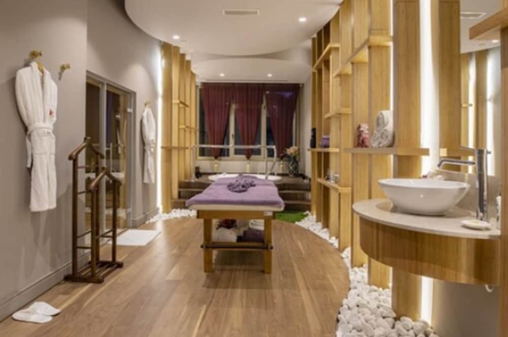 Royal Residence - Photo 9