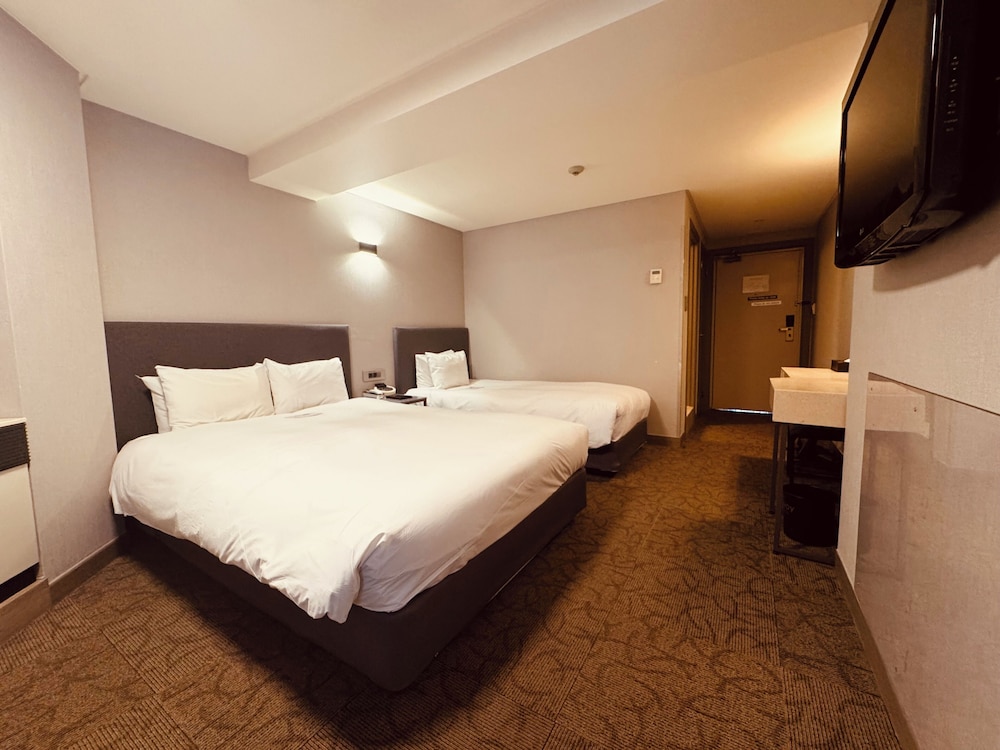 Superior Twin (No Parking, additional fee occurs if number of people booked & staying are different) - Photo 5
