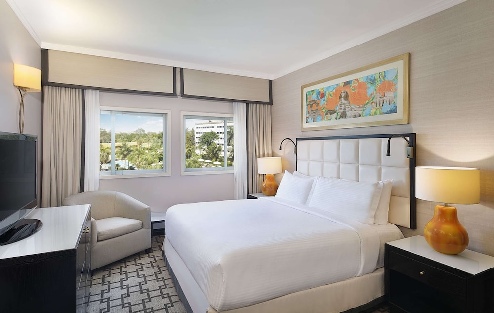 Room, 1 King Bed, Pool View thumbnail 5