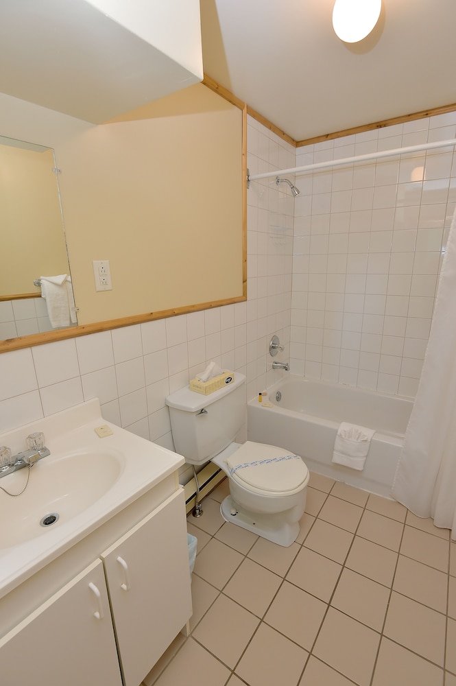 Standard Room, 2 Double Beds, River View photo 2