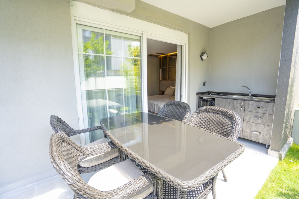Garden Deluxe Room with Jacuzzi thumbnail 5