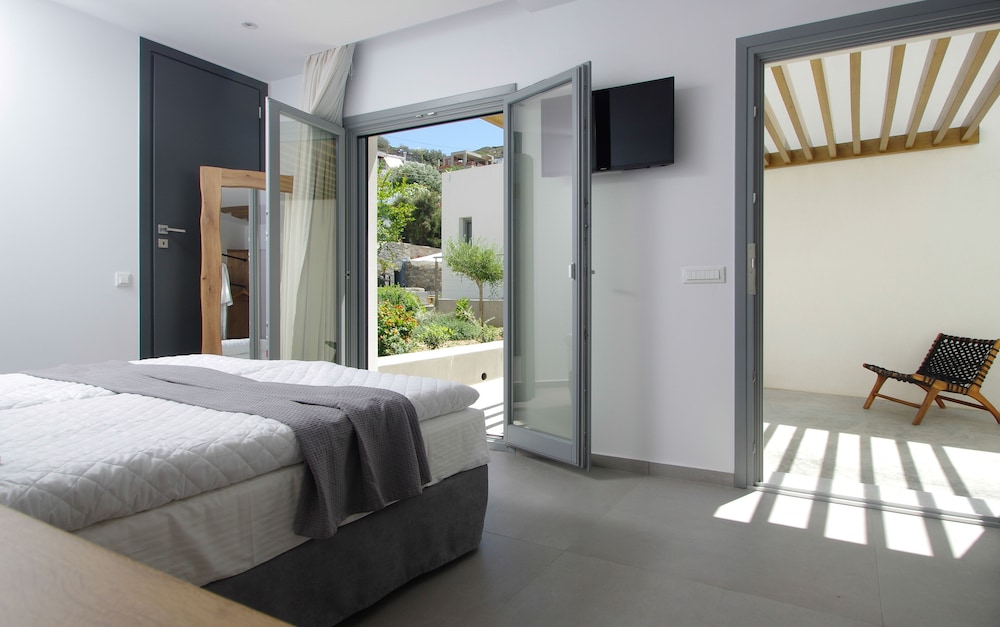 Executive Studio Suite, 1 King Bed, Garden View photo 2