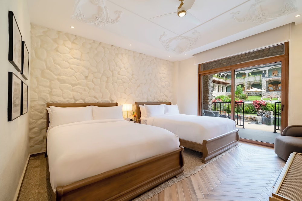 Room, 2 Queen Beds, Pool Access