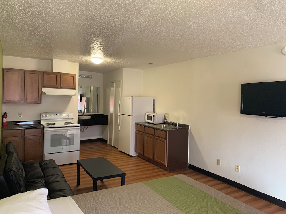 Deluxe Suite, 1 King Bed, Smoking, Kitchen photo 2