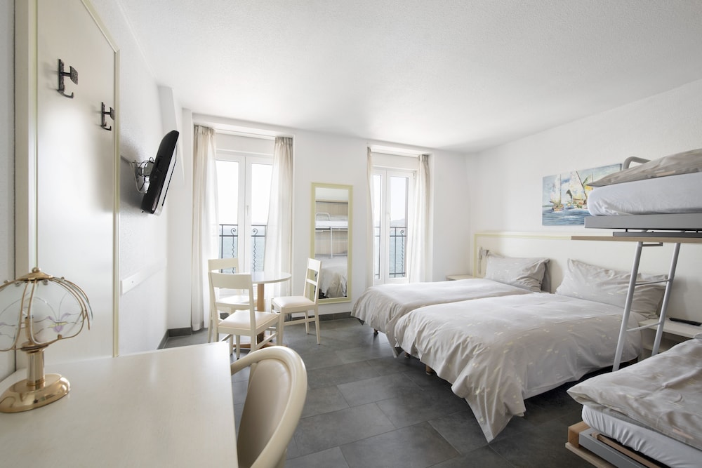 Family Quadruple Room, Multiple Beds, Lake View photo 1