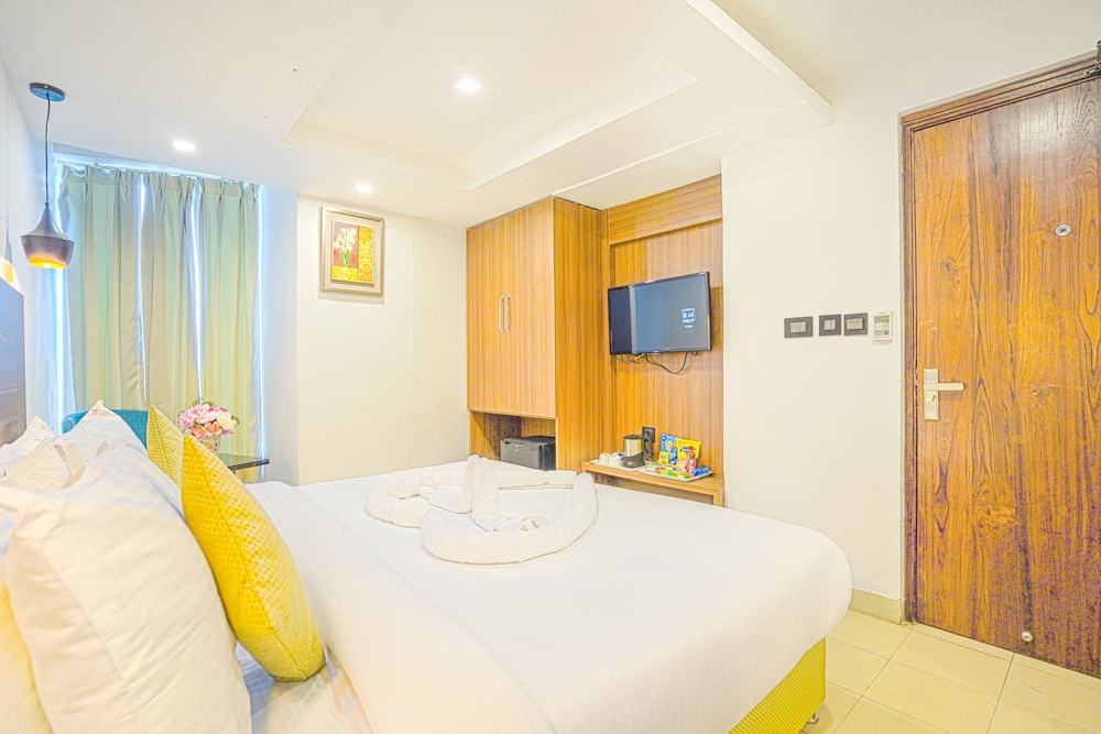 Junior Suite, 1 King Bed, Smoking photo 1