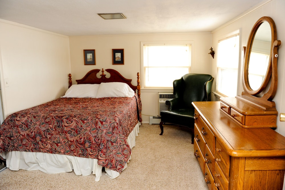 Cabin 1, Lakefront photo 3