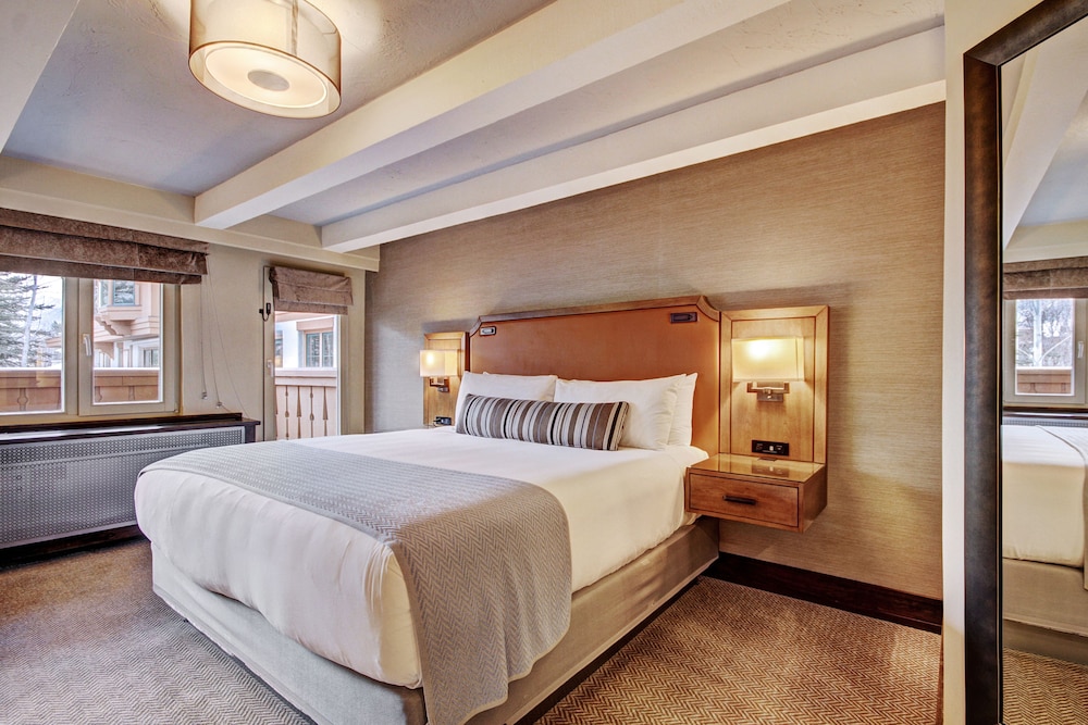 Deluxe Room, 1 King Bed - Photo 3