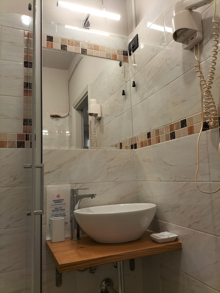 Superior Double or Twin Room, Private Bathroom photo 2