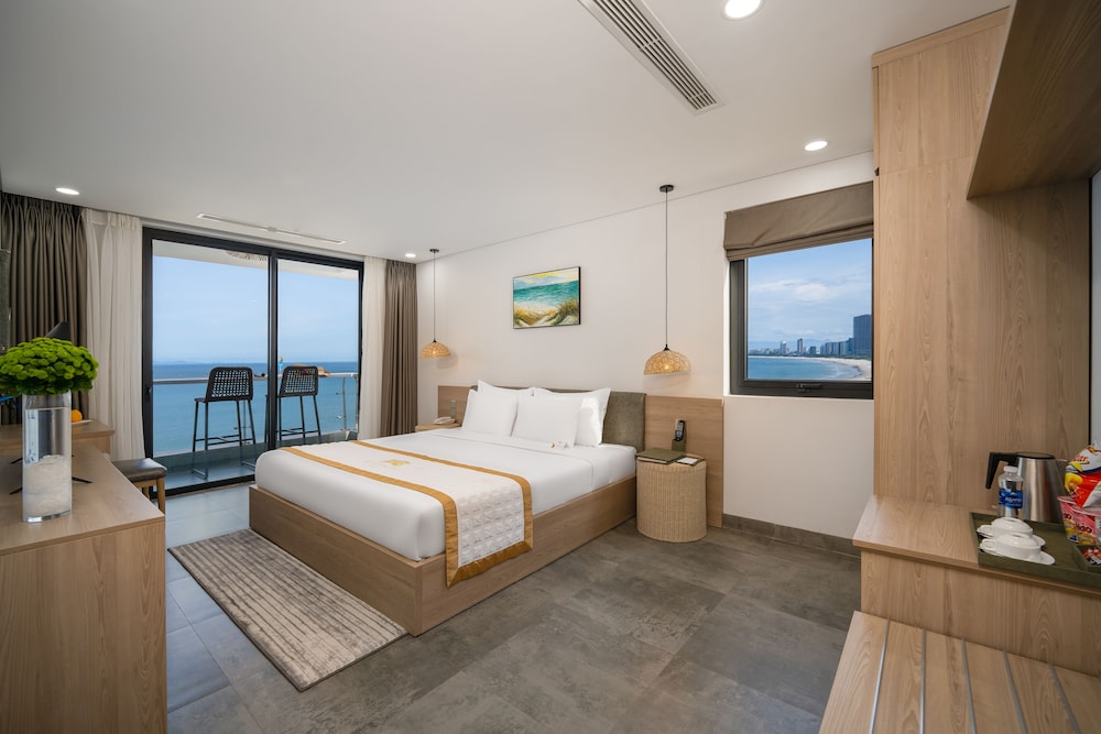 Premier King Room Balcony With Ocean View - Photo 4