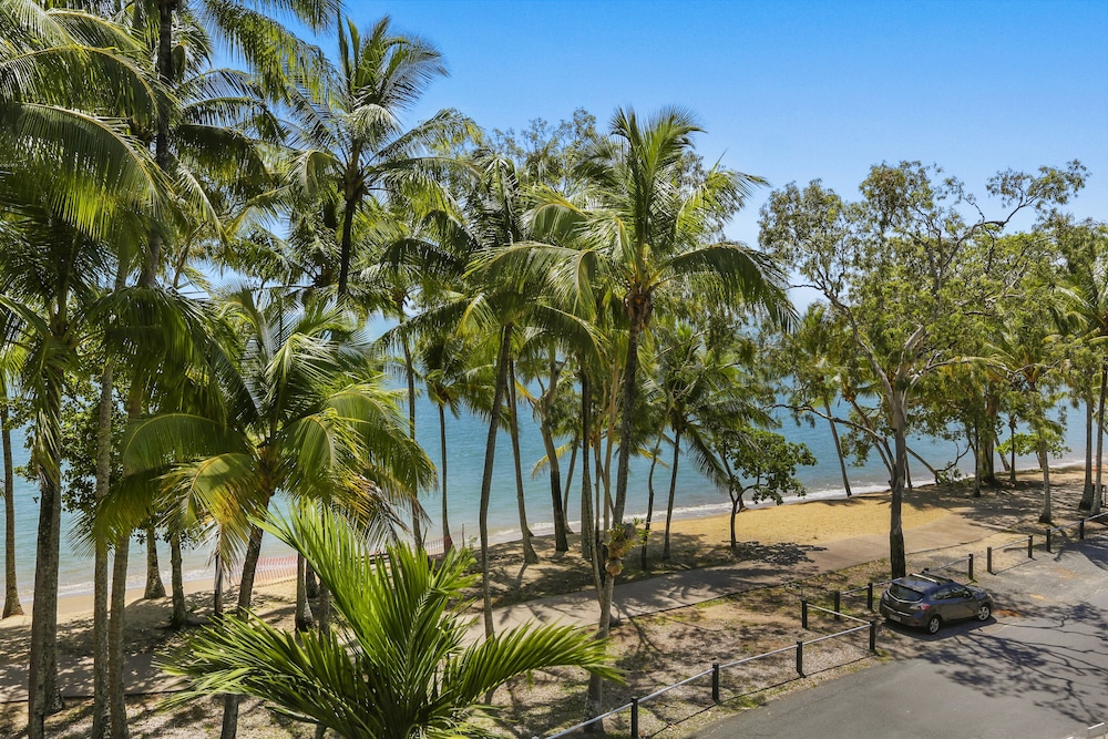 1 Bedroom Beachfront Top Floor photo 2