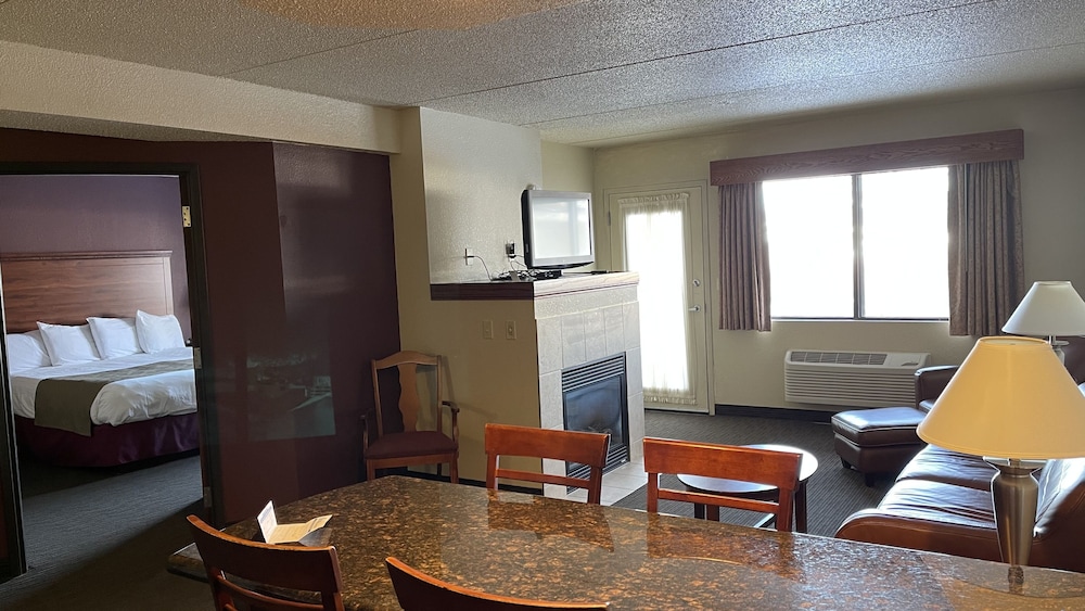 Family Suite, 1 King Bed, Non Smoking, Fireplace (2 Room, Kitchen) - Photo 6