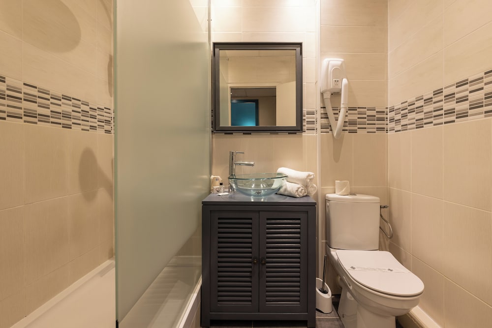 Family Triple Room, Air conditioning - Photo 6