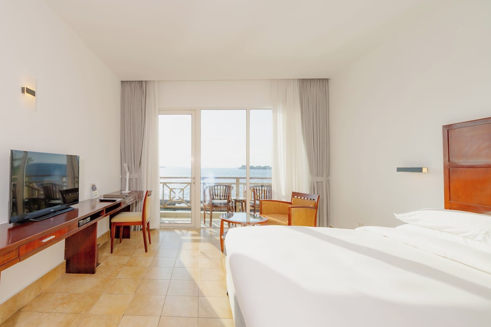 Deluxe Sea View King Bed - Photo 7