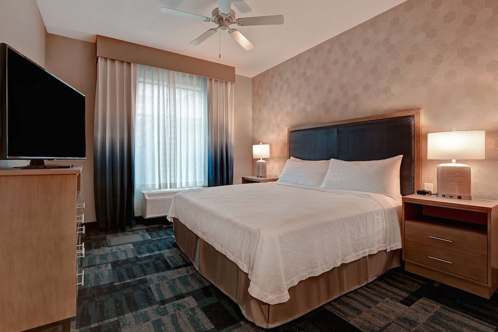 Suite, 1 King Bed, Accessible, Bathtub - Photo 1