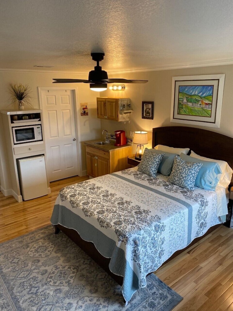 Superior Room, 1 Queen Bed, Private Bathroom, Mountain View