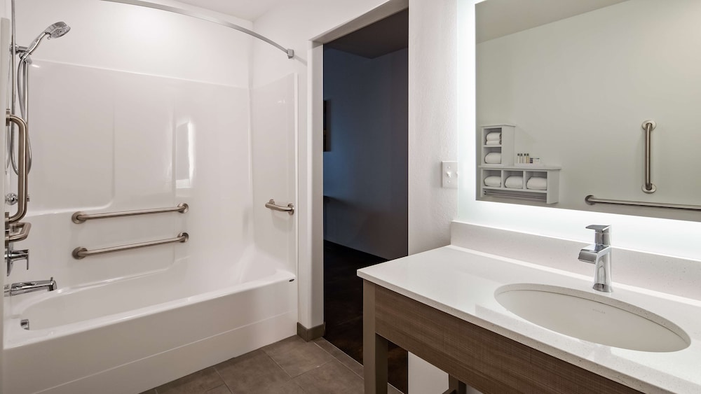 Suite, 1 King Bed, Accessible, Kitchenette - Photo 6