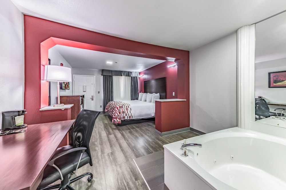 Superior Room, 1 King Bed, Jetted Tub (Smoke Free) - Photo 3