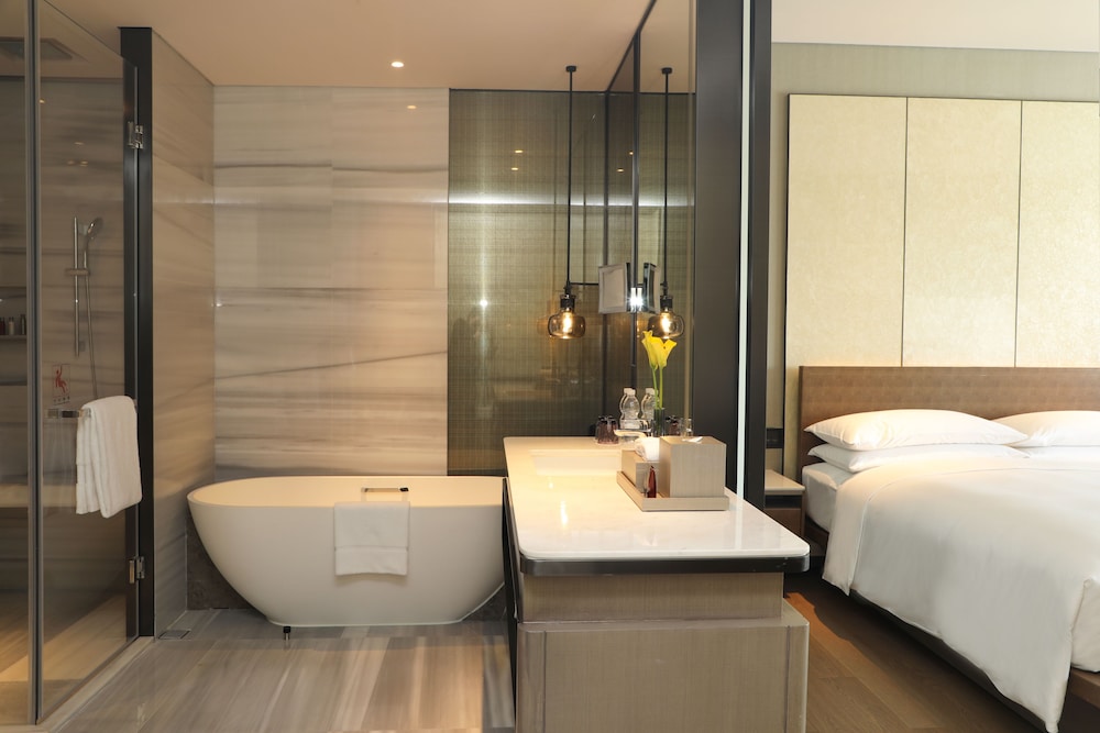 Superior Room, 1 King Bed, City View - Photo 3