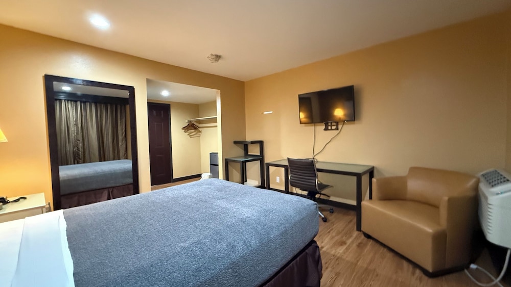 Deluxe Room, 1 Queen Bed photo 3