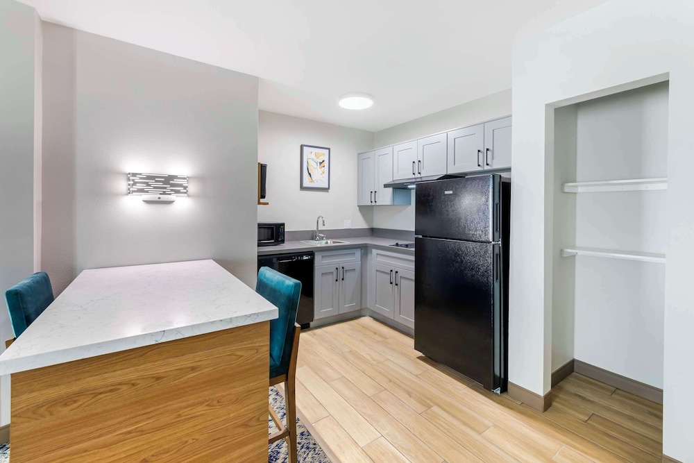 Suite, Multiple Beds, Non Smoking, Kitchen (Dining Table, Full Kitchen) - Photo 5