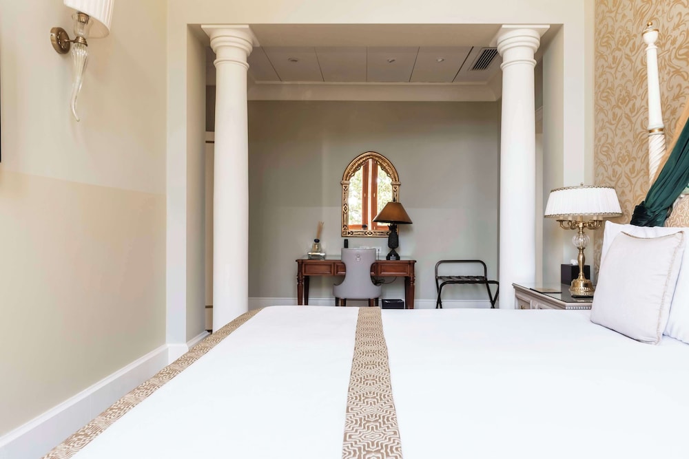Superior Room, 1 King Bed, Courtyard View (Garden View)